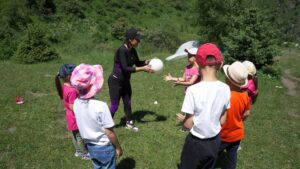 Дети играют в мяч на природе в ущелье три медведя возле Алматы